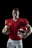 Giocatore di football americano che esamina macchina fotografica immagine stock libera da diritti Giocatore di football americano che esamina macchina fotografica immagine stock libera da diritti