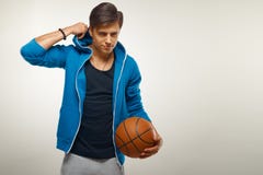 Giocatore di pallacanestro con la palla contro fondo bianco fotografie stock Giocatore di pallacanestro con la palla contro fondo bianco fotografie stock