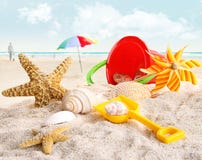 Giocattoli della spiaggia dei bambini alla spiaggia immagine stock libera da diritti Giocattoli della spiaggia dei bambini alla spiaggia immagine stock libera da diritti