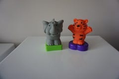 Giocattoli di plastica della tigre e dell'elefante per il bambino fotografie stock Giocattoli di plastica della tigre e dell'elefante per il bambino fotografie stock