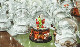 Giocattoli di vetro di Natale, ricordi - palle di neve sul contatore del mercato di Natale immagini stock Giocattoli di vetro di Natale, ricordi - palle di neve sul contatore del mercato di Natale immagini stock
