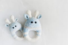 Giocattoli tricottati semplici del bambino su fondo bianco fotografia stock libera da diritti Giocattoli tricottati semplici del bambino su fondo bianco fotografia stock libera da diritti