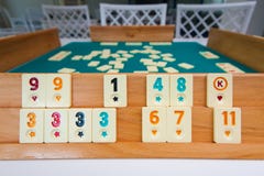 Gioco da tavolo Okey Rummikub fotografia stock Gioco da tavolo Okey Rummikub fotografia stock