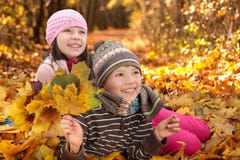 gioco dei bambini di autunno Fotografie Stock gioco dei bambini di autunno Fotografie Stock