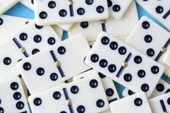 Gioco di domino isolato sui precedenti blu immagine stock libera da diritti Gioco di domino isolato sui precedenti blu immagine stock libera da diritti