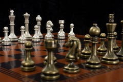 Gioco di scacchi con il fuoco sulle parti chiare immagine stock libera da diritti Gioco di scacchi con il fuoco sulle parti chiare immagine stock libera da diritti