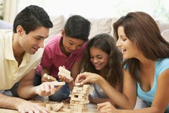 gioco domestico del gioco della famiglia insieme fotografie stock libere da diritti gioco domestico del gioco della famiglia insieme fotografie stock libere da diritti