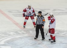 Gioco, giocatori ed arbitro di hockey su ghiaccio immagine stock Gioco, giocatori ed arbitro di hockey su ghiaccio immagine stock
