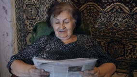 Giornale della lettura della donna anziana a casa Giornale della lettura della donna anziana a casa