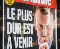 Giornale di Marianne con la pubblicità di Emmanuel Macron ed il Ti duro immagini stock Giornale di Marianne con la pubblicità di Emmanuel Macron ed il Ti duro immagini stock