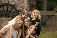 Giorno della famiglia Bambini e mulino di pietra di visita dei genitori vecchio fotografia stock libera da diritti Giorno della famiglia Bambini e mulino di pietra di visita dei genitori vecchio fotografia stock libera da diritti