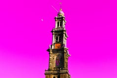 Giorno di Amsterdam della chiesa di Wester con la luna nei precedenti fotografia stock Giorno di Amsterdam della chiesa di Wester con la luna nei precedenti fotografia stock