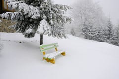 Giorno di inverno luminoso nelle montagne immagini stock Giorno di inverno luminoso nelle montagne immagini stock
