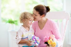 Giorno di madri felice Bambino con il presente per la mamma fotografia stock libera da diritti Giorno di madri felice Bambino con il presente per la mamma fotografia stock libera da diritti