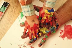 Giorno di padri, amore della famiglia e cura Immaginazione, creatività e libertà Bambini che giocano - gioco felice Pittura di Ha immagini stock libere da diritti Giorno di padri, amore della famiglia e cura Immaginazione, creatività e libertà Bambini che giocano - gioco felice Pittura di Ha immagini stock libere da diritti