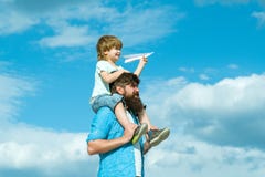 Giorno di padri Sogno del volo Tempo divertente goda Padre e bambino felici della famiglia sul prato con un aquilone di estate so fotografia stock Giorno di padri Sogno del volo Tempo divertente goda Padre e bambino felici della famiglia sul prato con un aquilone di estate so fotografia stock