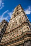 Giotto` s klokketoren dichtbij de Koepel Santa Maria del Fiore van Florence ` s stock fotografie Giotto` s klokketoren dichtbij de Koepel Santa Maria del Fiore van Florence ` s stock fotografie