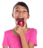Giovane adolescente malese asiatico che mangia Apple rosso VII fotografia stock Giovane adolescente malese asiatico che mangia Apple rosso VII fotografia stock