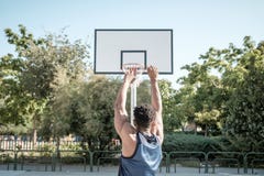 Giovane afroamericano che gioca pallacanestro della via nel parco fotografia stock Giovane afroamericano che gioca pallacanestro della via nel parco fotografia stock