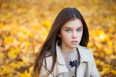 Giovane bambina felice in cappotto beige fotografia stock Giovane bambina felice in cappotto beige fotografia stock