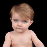 Giovane bambino serio che osserva sul nero Fotografia Stock Libera da Diritti Giovane bambino serio che osserva sul nero Fotografia Stock Libera da Diritti