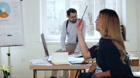 Giovane bella donna bionda felice che pensa, matita di affari a disposizione all'ufficio leggero moderno, responsabile maschio ne archivi video Giovane bella donna bionda felice che pensa, matita di affari a disposizione all'ufficio leggero moderno, responsabile maschio ne archivi video