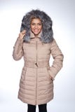 Giovane bella donna bionda in un cappotto lungo con il cappuccio della pelliccia fotografia stock Giovane bella donna bionda in un cappotto lungo con il cappuccio della pelliccia fotografia stock