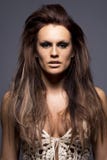 Giovane donna con le estensioni dei capelli. fotografia stock libera da diritti Giovane donna con le estensioni dei capelli. fotografia stock libera da diritti