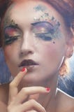 Giovane bella donna con trucco luminoso variopinto immagini stock Giovane bella donna con trucco luminoso variopinto immagini stock