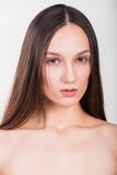 Giovane bella ragazza su un fondo leggero immagini stock libere da diritti Giovane bella ragazza su un fondo leggero immagini stock libere da diritti