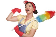 Giovane bella spolverata felice della domestica della donna sul bianco Giovane bella spolverata felice della domestica della donna sul bianco