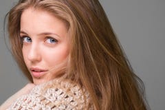 Giovane bello modello che guarda sopra la spalla immagini stock libere da diritti Giovane bello modello che guarda sopra la spalla immagini stock libere da diritti
