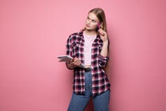 Giovane bello responsabile della ragazza con capelli biondi, abbigliamento casual d'uso immagine stock Giovane bello responsabile della ragazza con capelli biondi, abbigliamento casual d'uso immagine stock