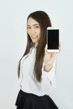 Giovane bello sorridere asiatico della donna di affari, tenente lo Smart Phone dello schermo in bianco su fondo bianco immagini stock Giovane bello sorridere asiatico della donna di affari, tenente lo Smart Phone dello schermo in bianco su fondo bianco immagini stock