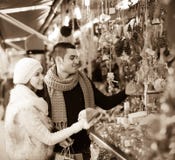 Giovane con l'amica al mercato di natale Immagine Stock Libera da Diritti Giovane con l'amica al mercato di natale Immagine Stock Libera da Diritti