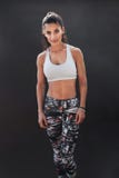 Giovane donna adatta nell'usura di sport fotografia stock libera da diritti Giovane donna adatta nell'usura di sport fotografia stock libera da diritti