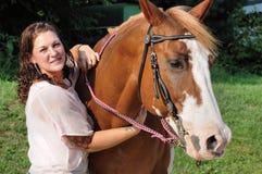 Giovane donna adulta che tiene il suo cavallo Immagini Stock Giovane donna adulta che tiene il suo cavallo Immagini Stock