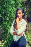 Giovane donna americana indiana orientale con il pensiero lungo dei capelli all'aperto a New York immagine stock libera da diritti Giovane donna americana indiana orientale con il pensiero lungo dei capelli all'aperto a New York immagine stock libera da diritti