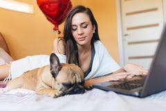 Giovane donna attraente con il suo cane immagini stock Giovane donna attraente con il suo cane immagini stock