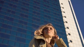 Giovane donna bionda attraente in scarpe del tacco alto e della fossa con la valigia d'annata sulla stazione marina, con su blu stock footage Giovane donna bionda attraente in scarpe del tacco alto e della fossa con la valigia d'annata sulla stazione marina, con su blu stock footage