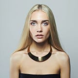 Giovane donna bionda Bella ragazza Bionda in collana immagine stock Giovane donna bionda Bella ragazza Bionda in collana immagine stock
