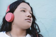 Giovane donna che ascolta la musica fotografie stock libere da diritti Giovane donna che ascolta la musica fotografie stock libere da diritti