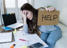 Giovane donna che chiede lo sforzo di sofferenza di aiuto che fa le fatture domestiche di lavoro di ufficio di contabilità immagine stock Giovane donna che chiede lo sforzo di sofferenza di aiuto che fa le fatture domestiche di lavoro di ufficio di contabilità immagine stock