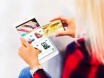 Giovane donna che compera online con il computer della compressa e la carta di credito Fotografia Stock Libera da Diritti Giovane donna che compera online con il computer della compressa e la carta di credito Fotografia Stock Libera da Diritti