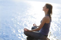 Giovane donna che meditating immagine stock Giovane donna che meditating immagine stock