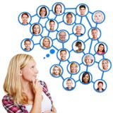 Giovane donna che pensa alla rete sociale immagini stock libere da diritti Giovane donna che pensa alla rete sociale immagini stock libere da diritti