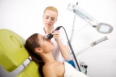 Giovane donna che riceve terapia laser immagini stock libere da diritti Giovane donna che riceve terapia laser immagini stock libere da diritti
