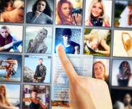 Giovane donna che seleziona gli amici Fotografie Stock Libere da Diritti Giovane donna che seleziona gli amici Fotografie Stock Libere da Diritti