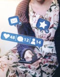Giovane donna che si siede fuori sul portico facendo uso dello smartphone con librarsi sociale di notifiche di media immagine stock libera da diritti Giovane donna che si siede fuori sul portico facendo uso dello smartphone con librarsi sociale di notifiche di media immagine stock libera da diritti