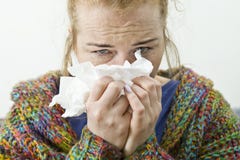 Giovane donna che soffre dal freddo e dall'influenza a casa, primo piano fotografie stock Giovane donna che soffre dal freddo e dall'influenza a casa, primo piano fotografie stock